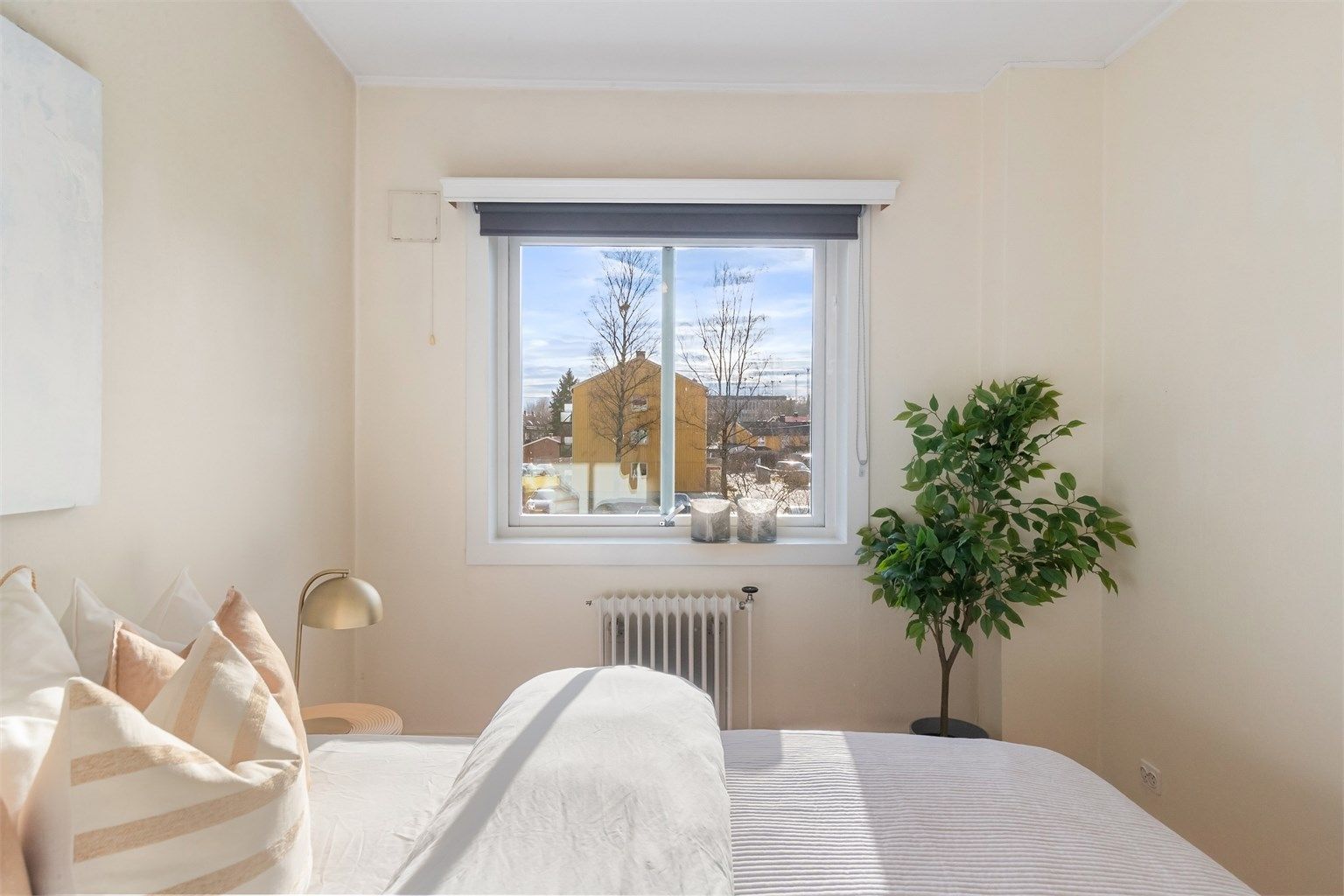Soverommene har en rolig plassering i leiligheten, vendt mot grøntområder.