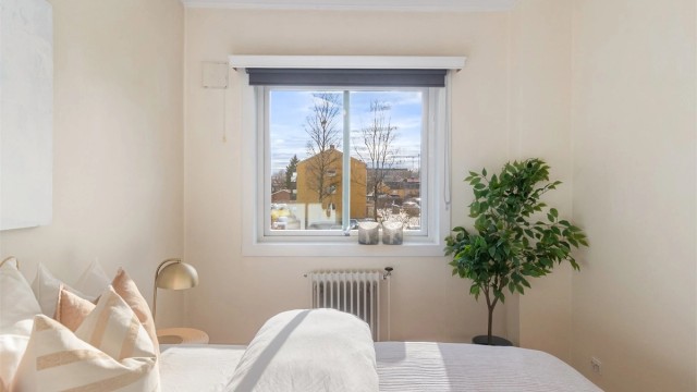 Soverommene har en rolig plassering i leiligheten, vendt mot grøntområder.