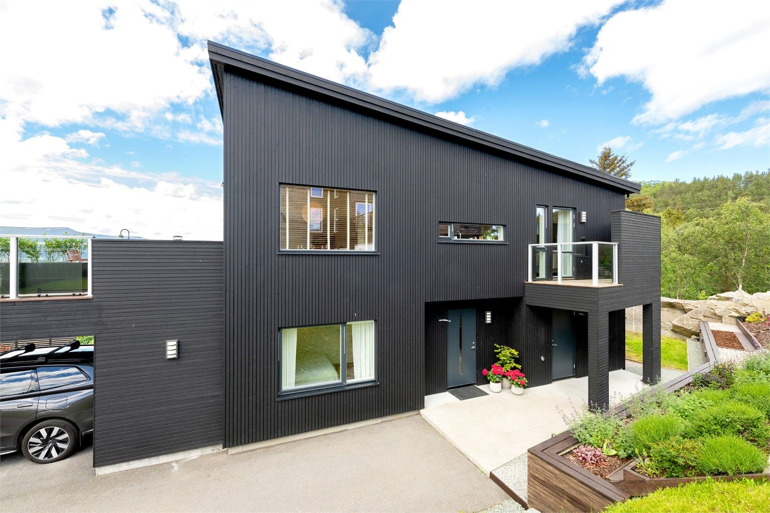 Moderne arkitektur med pulttak og rene linjer.