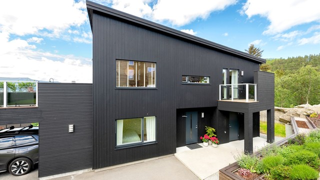 Moderne arkitektur med pulttak og rene linjer.