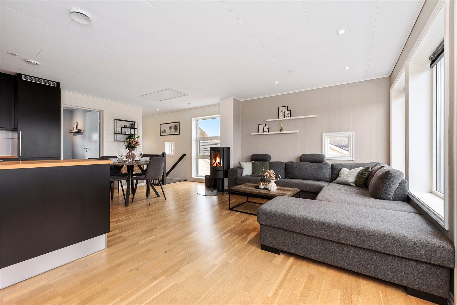 Gjennomgående parkett på gulvene i hele etasjen binder sonene sammen. Boligen er utstyrt med balansert ventilasjonsanlegg som sikrer et godt inneklima.