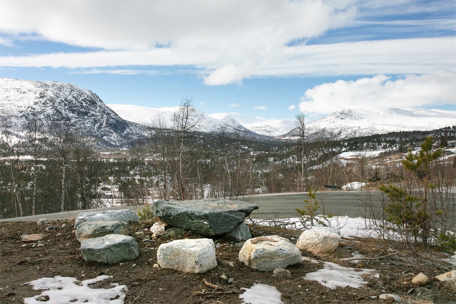 Området rundt hytta byr på storslått natur og umiddelbar nærhet til fjellet.