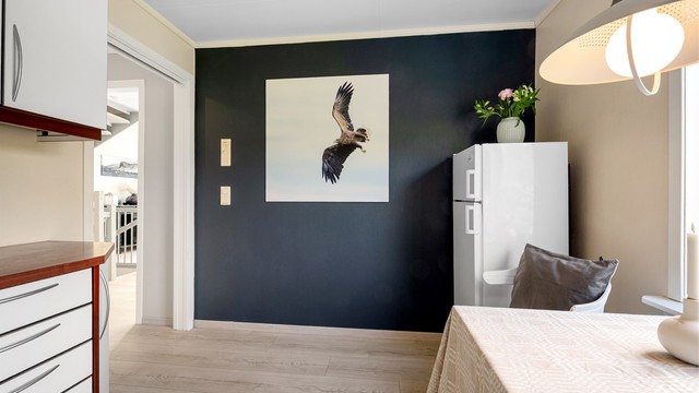 Kjøkkenet er utstyrt med ventilator i overskap og har et rør-i-rør-system for vannrør.