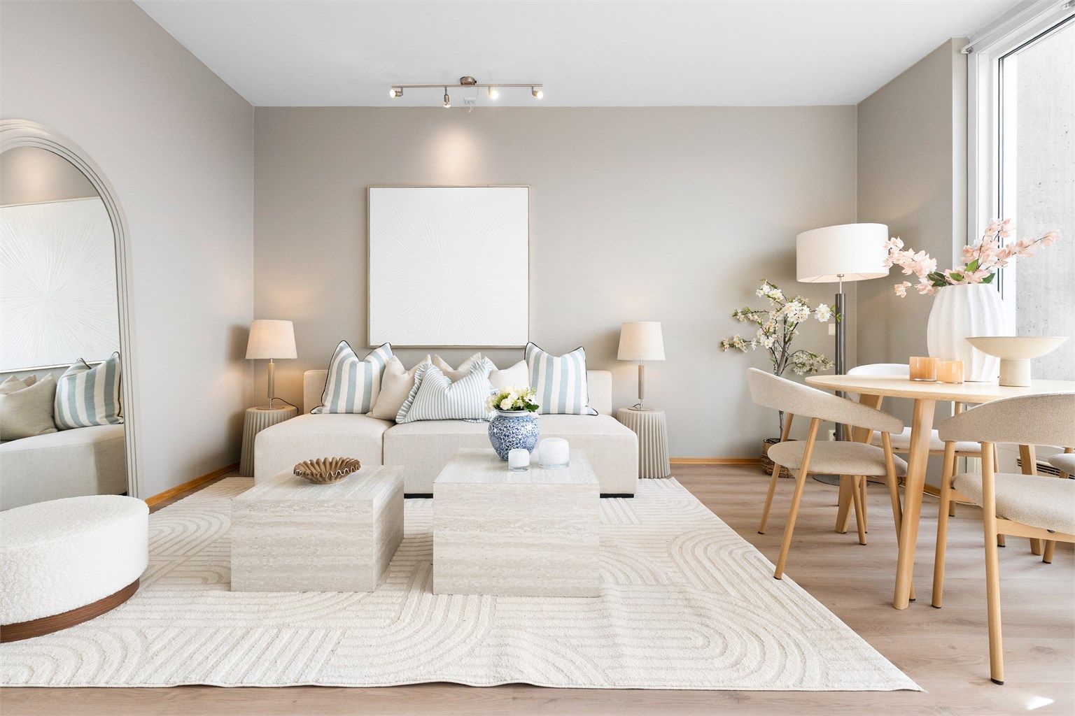 Stuen har plass til både sofagruppe og spisebord.