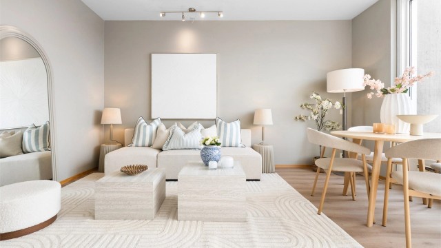 Stuen har plass til både sofagruppe og spisebord.