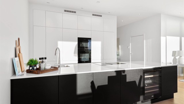 Kjøkkenet har integrerte hvitevarer fra Miele: 2 stk. kjøl/fryseskap (et av skapene har isbitfunksjon), oppvaskmaskin, induksjonstopp, vinskap, micro og stekeovn. Kjøkkenventilator med kullfilter men med avtrekk fra balansert anlegg fra kokesonen.