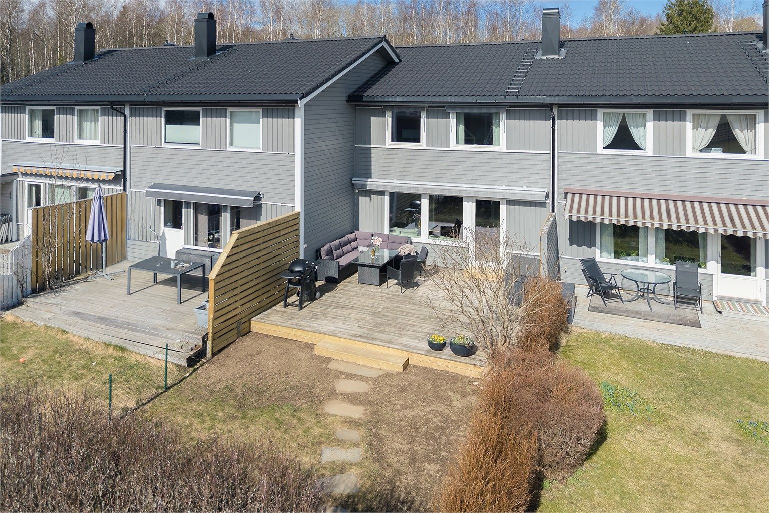 Flott rekkehus som er vesentlig oppgradert de siste årene, beliggende i et veletablert, barnevennlig og sentrumsnært område i Ski.