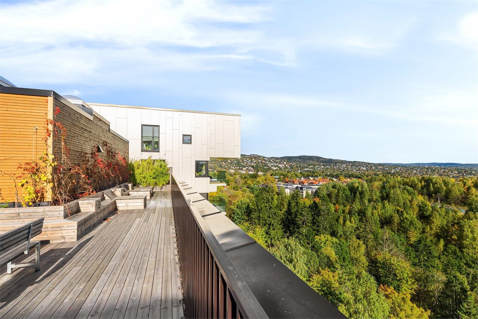 Takterrassen strekker seg langs bygget og byr på flotte utsiktsforhold og gode solforhold.