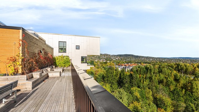 Takterrassen strekker seg langs bygget og byr på flotte utsiktsforhold og gode solforhold.