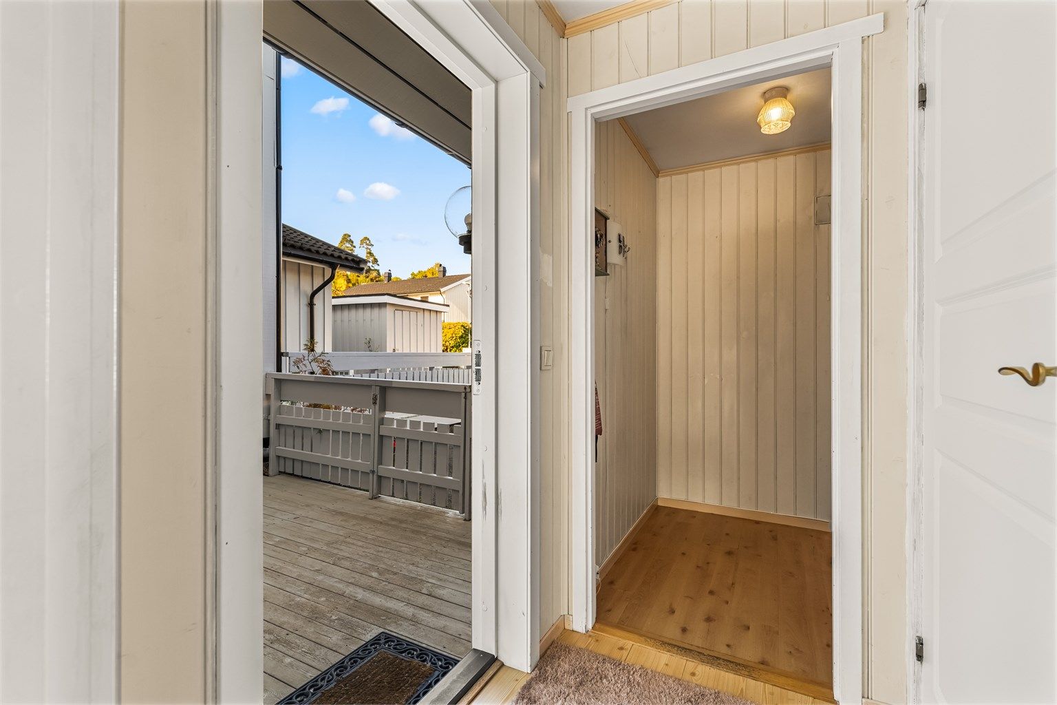 Vindfang med direkte adkomst fra inngangspartiet og inngang til innvendig bod.