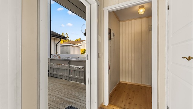 Vindfang med direkte adkomst fra inngangspartiet og inngang til innvendig bod.