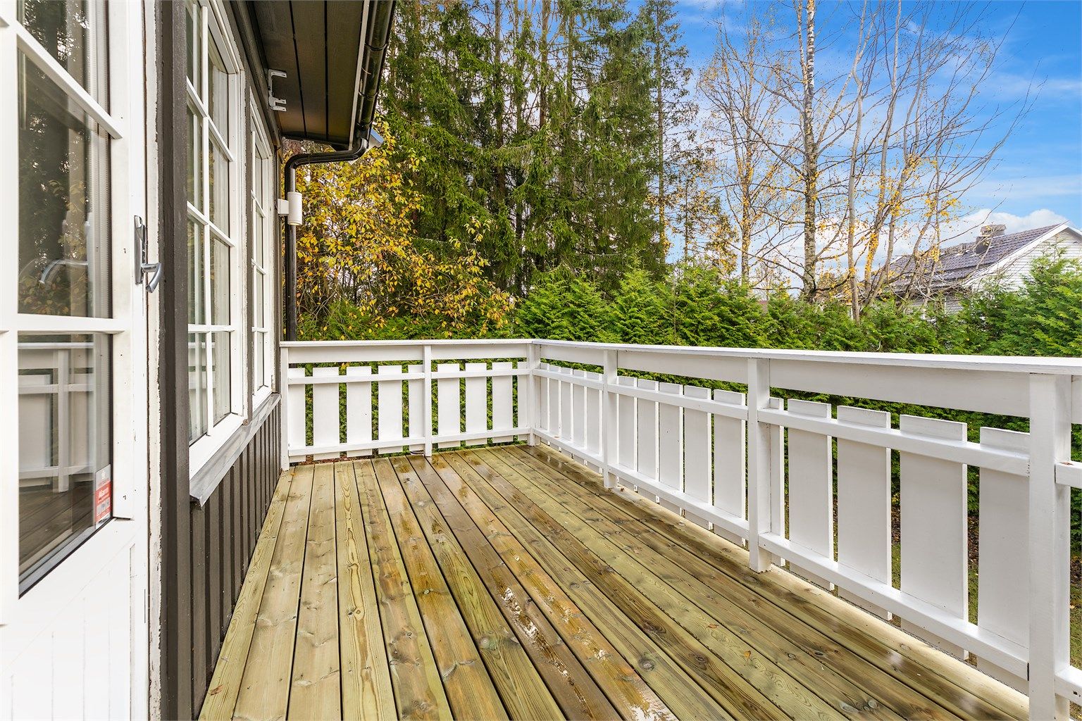 Fra stuen kommer man ut til sørvest-vendt balkong