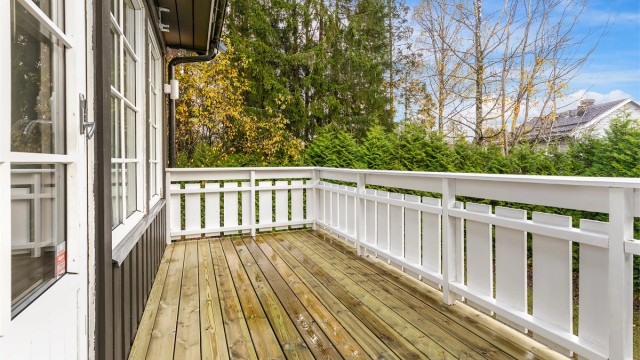 Fra stuen kommer man ut til sørvest-vendt balkong