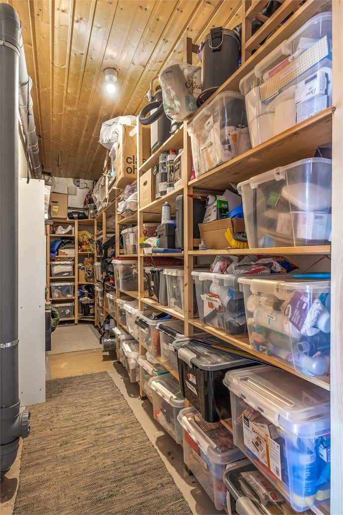 Praktisk bod i underetasjen gir svært gode lagringsmuligheter.