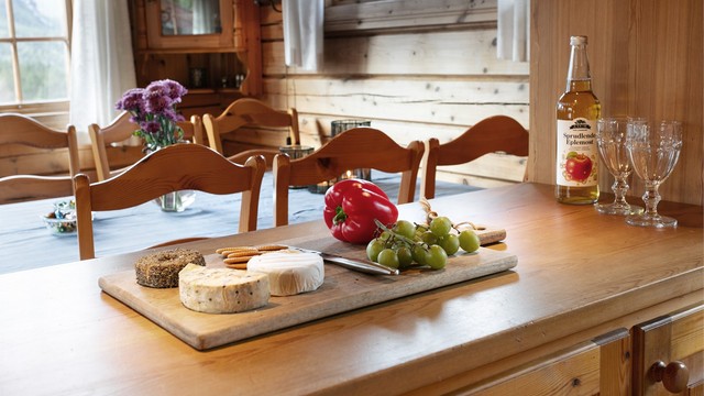 Åpen barløsning som skaper en naturlig overgang mellom kjøkken og spisestue.