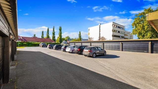 Med leiligheten følger bruksrett til garasje