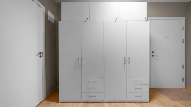 Entreen har rikelig med lagringsplass i garderobe.