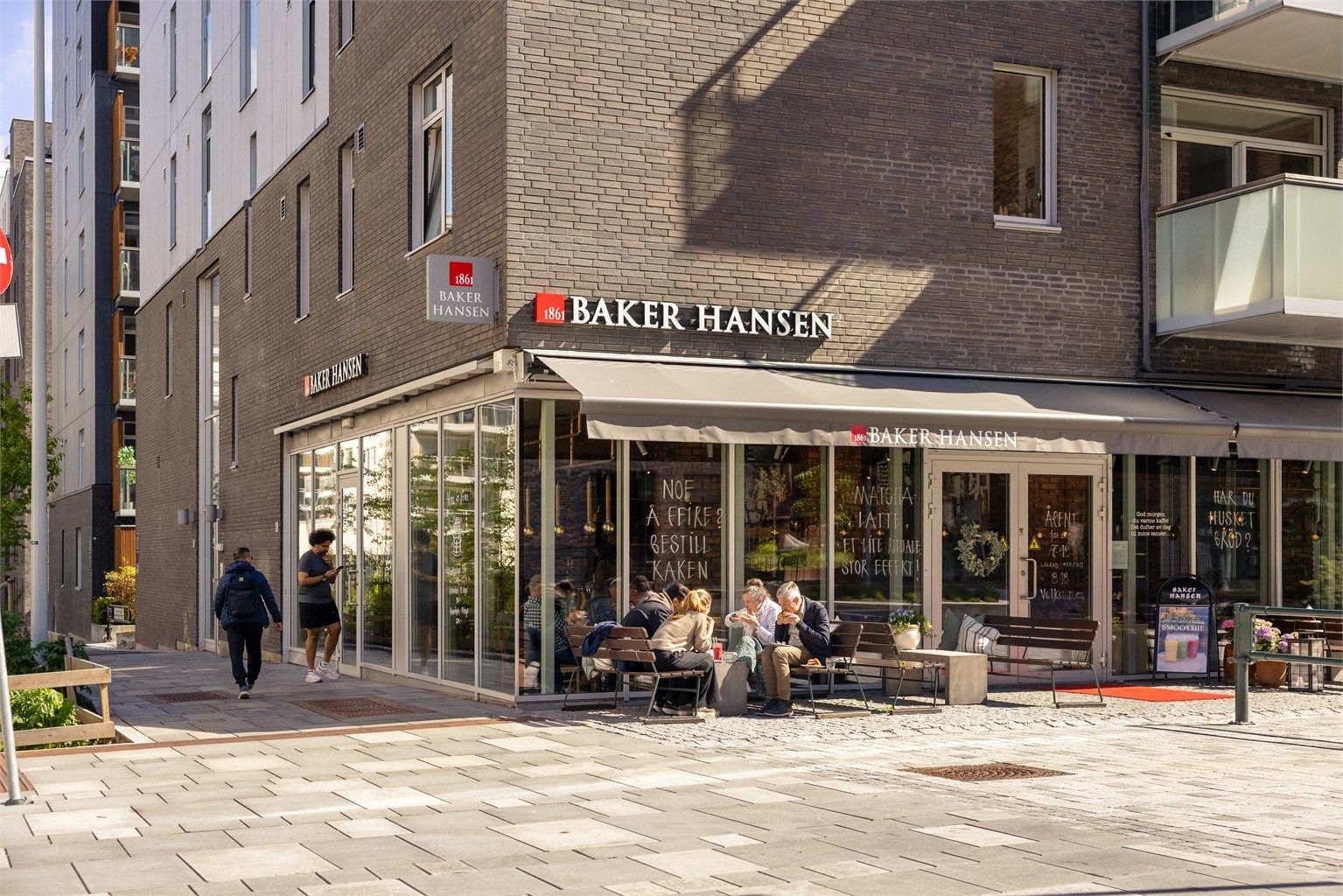 På Løren finner du et rikt utvalg av kafeer og restauranter, som Baker Hansen og Peppes Pizza.