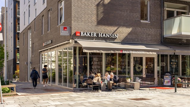 På Løren finner du et rikt utvalg av kafeer og restauranter, som Baker Hansen og Peppes Pizza.