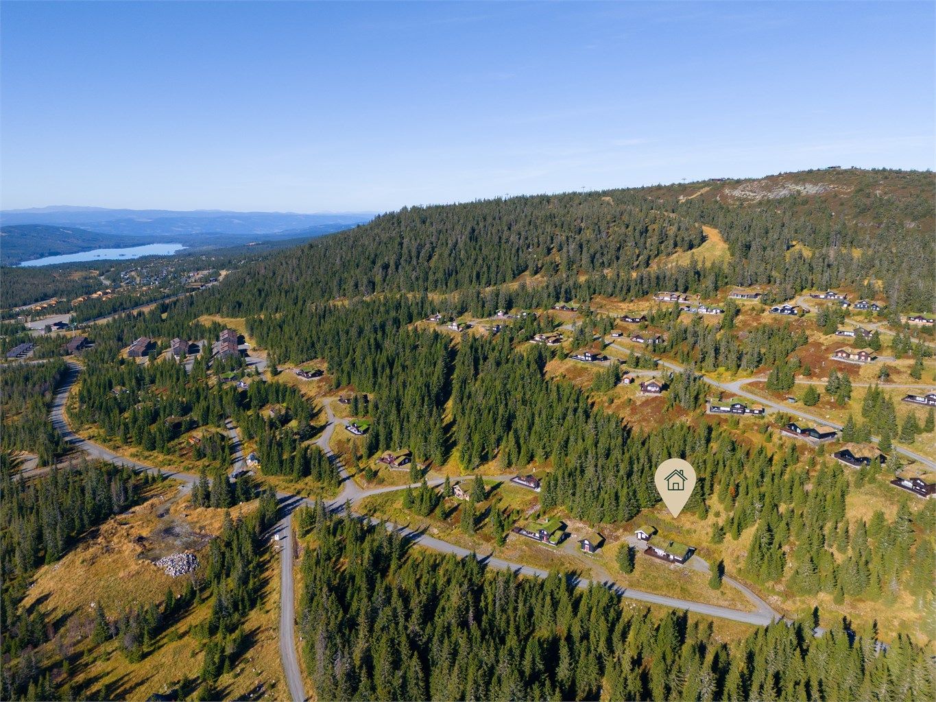 Hytta ligger veldig fint til i et veletablert hytteområde.