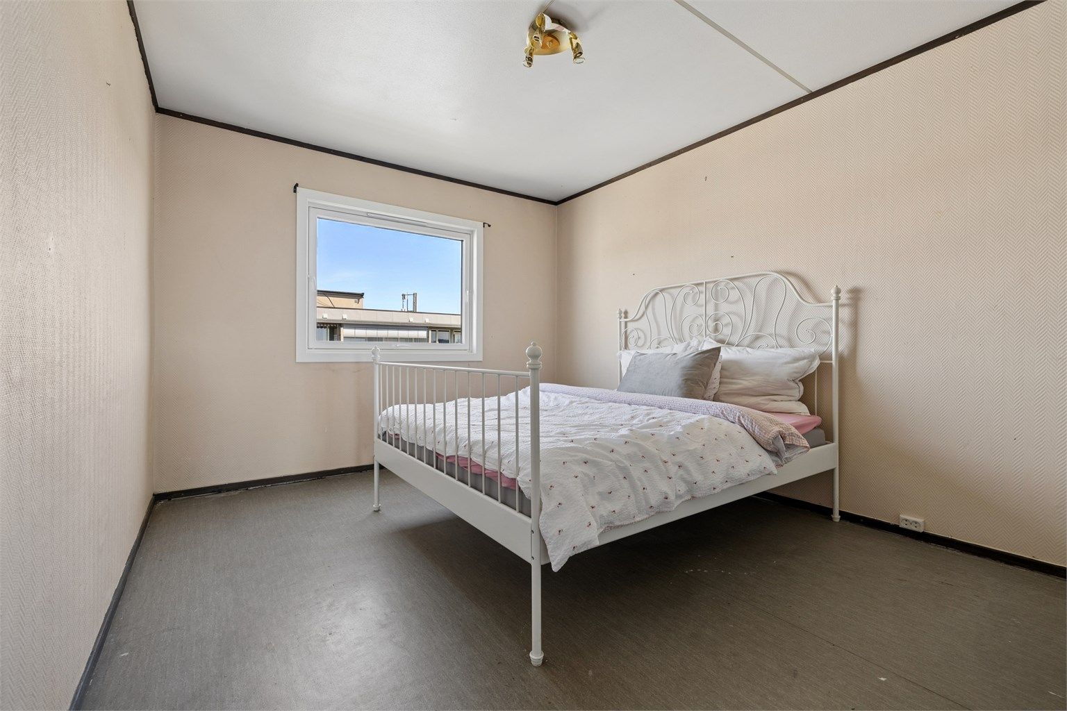 Ett av soverommene har plass til dobbeltseng og gir et lyst og privat rom.