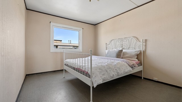 Ett av soverommene har plass til dobbeltseng og gir et lyst og privat rom.