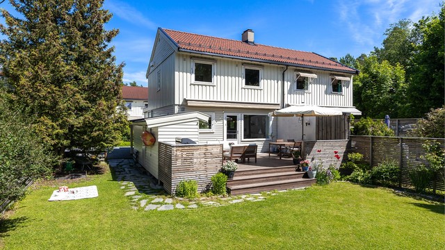 Det er sol på uteplassene mellom kl. 9 og kl. 21.30 sommerstid, i følge selger.