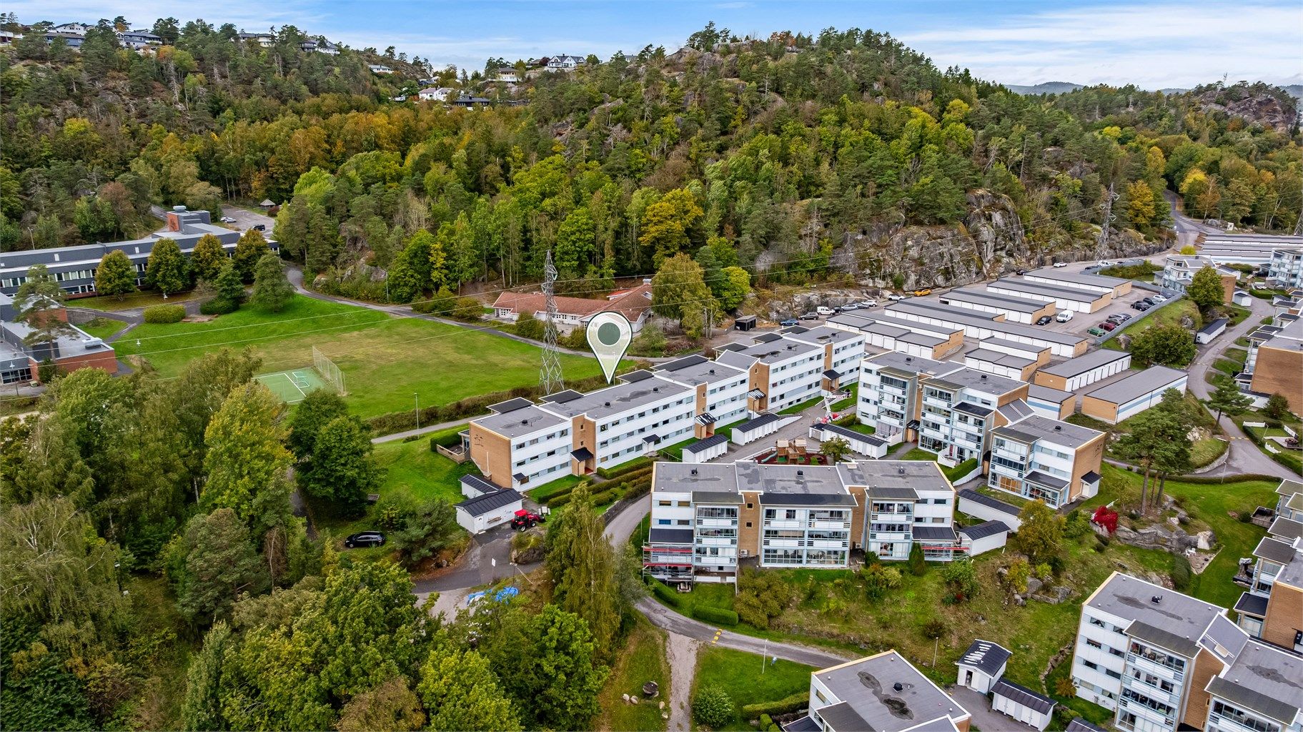 Varden balløkke og akebakke ligger like ved og tilbyr aktiviteter året rundt.