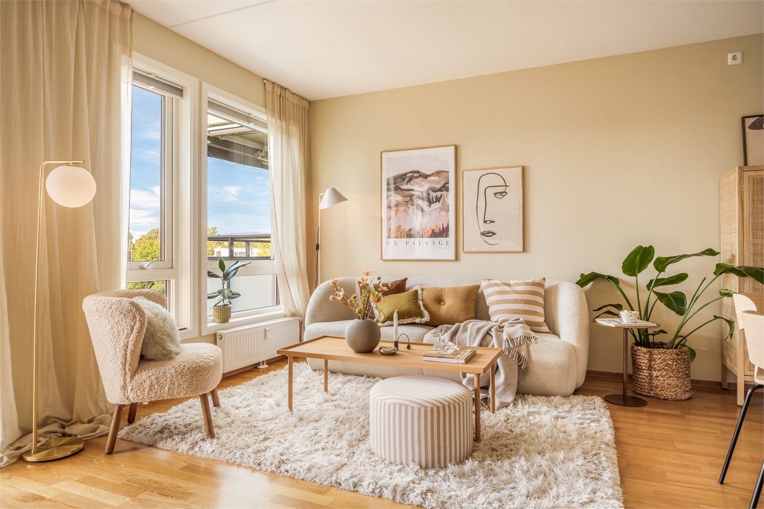 Store vindusflater gir et lyst oppholdsrom med åpent utsyn.