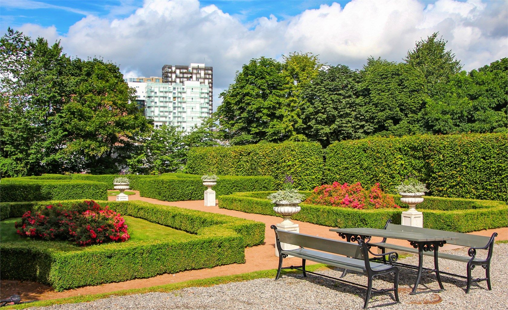 Nærområdet byr på flere parker og grøntområder for avkobling og aktivitet.