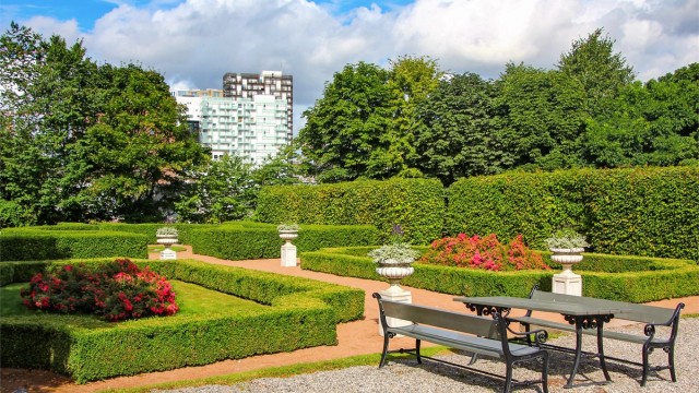 Nærområdet byr på flere parker og grøntområder for avkobling og aktivitet.