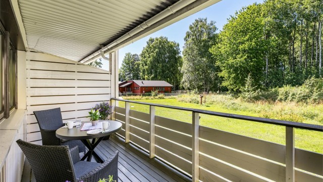 Det er ingen bebyggelse foran blokken - kun et fredelig skogholt. Her får man besøk fra rådyr.