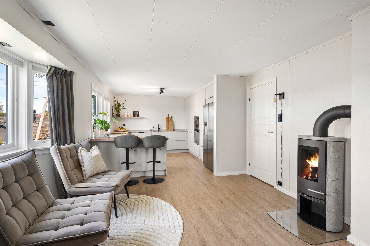 En peisovn med glassdør gir ekstra varme og hygge i stuen.