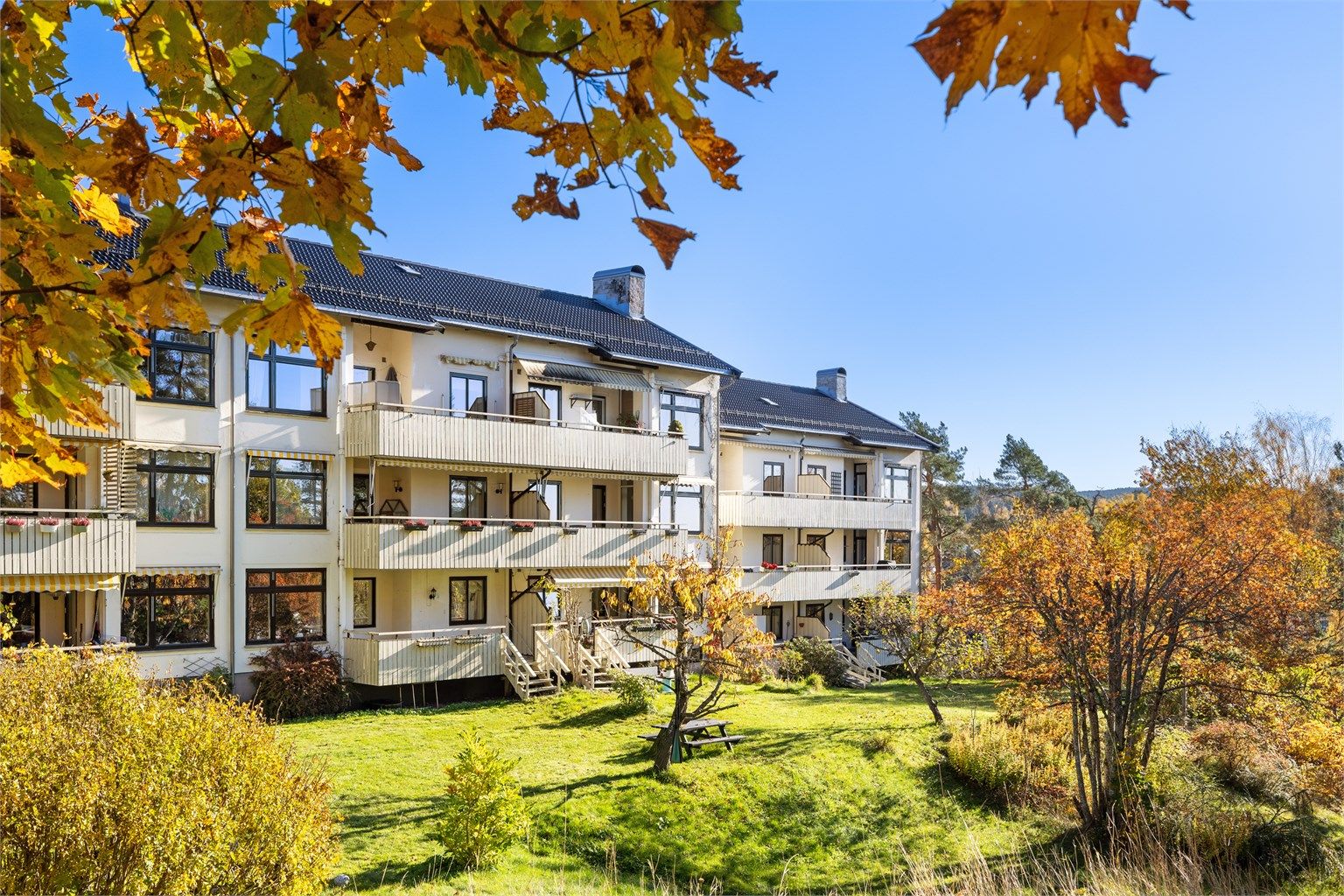 Knud Øyens vei 13C har en solrik beliggenhet i et frodig og trafikkskjermet boområde med nærhet til et rikt fritidstilbud, kollektivtransport og servicetilbud