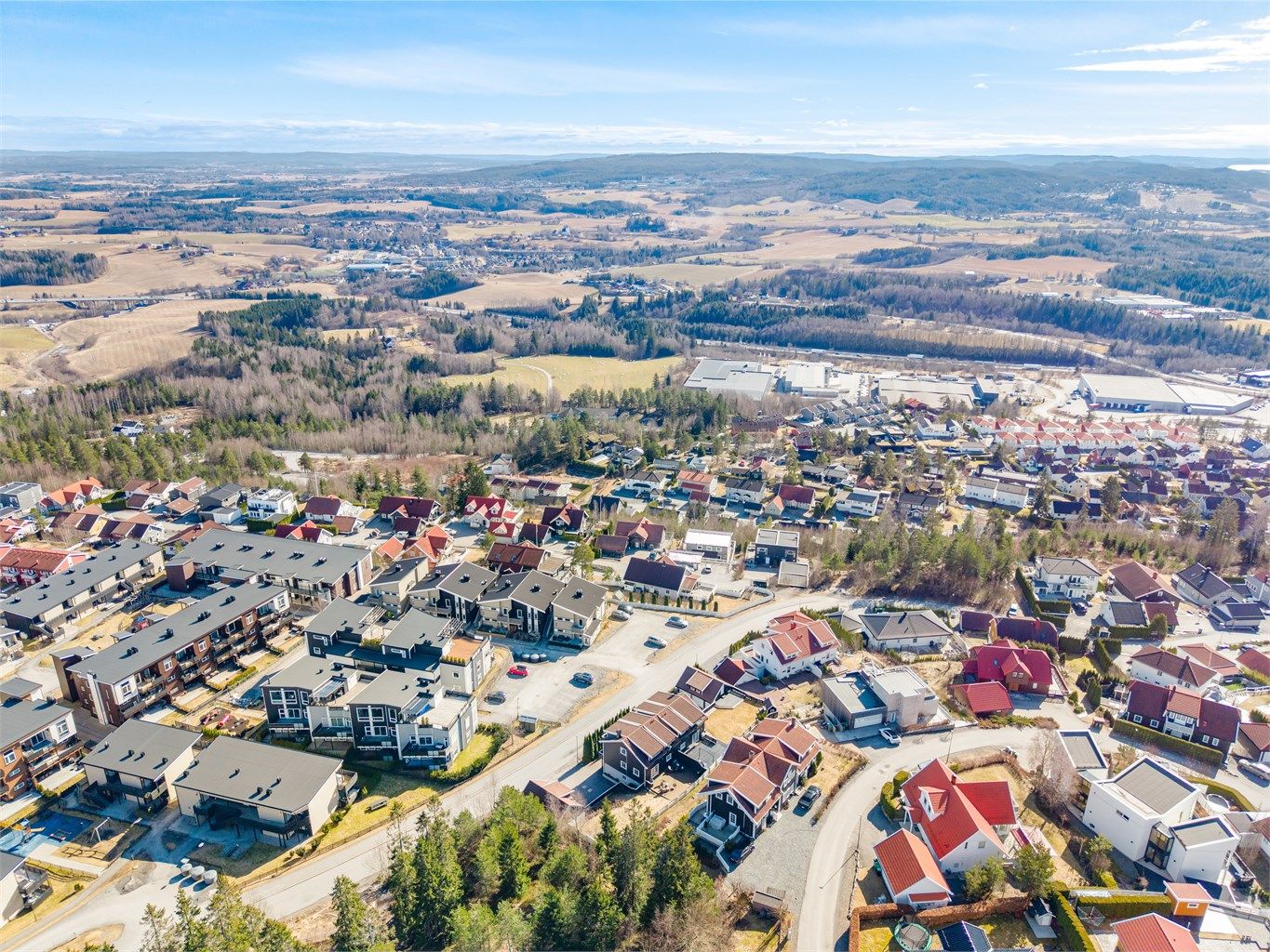 Beliggenheten midt mellom Oslo og Gardermoen, med kort vei til buss og tog, gjør området attraktivt for pendlere.