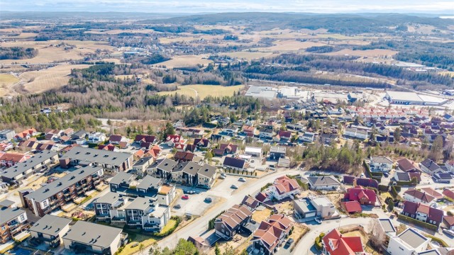 Beliggenheten midt mellom Oslo og Gardermoen, med kort vei til buss og tog, gjør området attraktivt for pendlere.