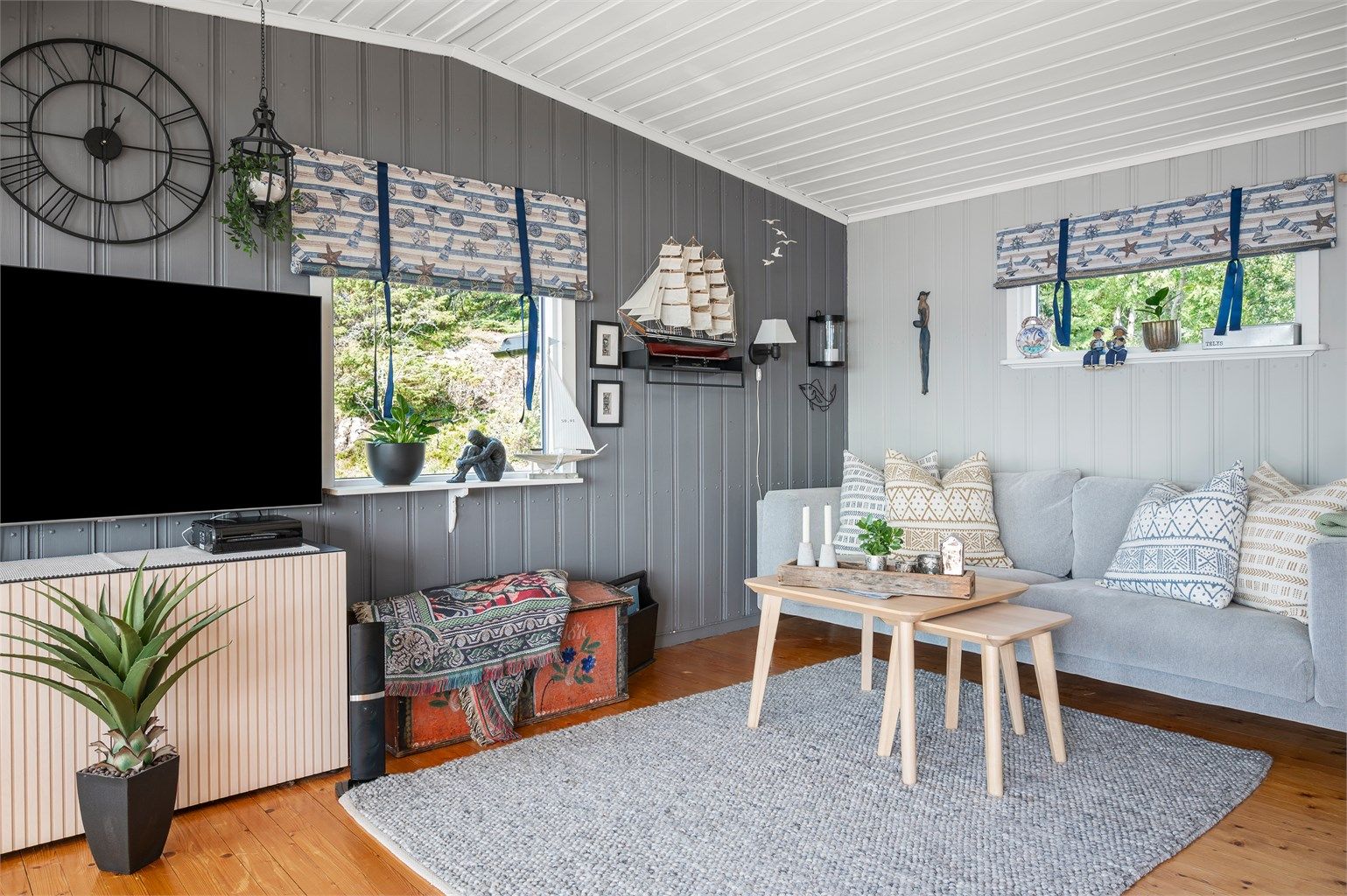 Stuen har god plass til stor sofagruppe med tilhørende TV-møblement og spisegruppe. 