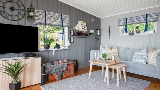 Stuen har god plass til stor sofagruppe med tilhørende TV-møblement og spisegruppe.