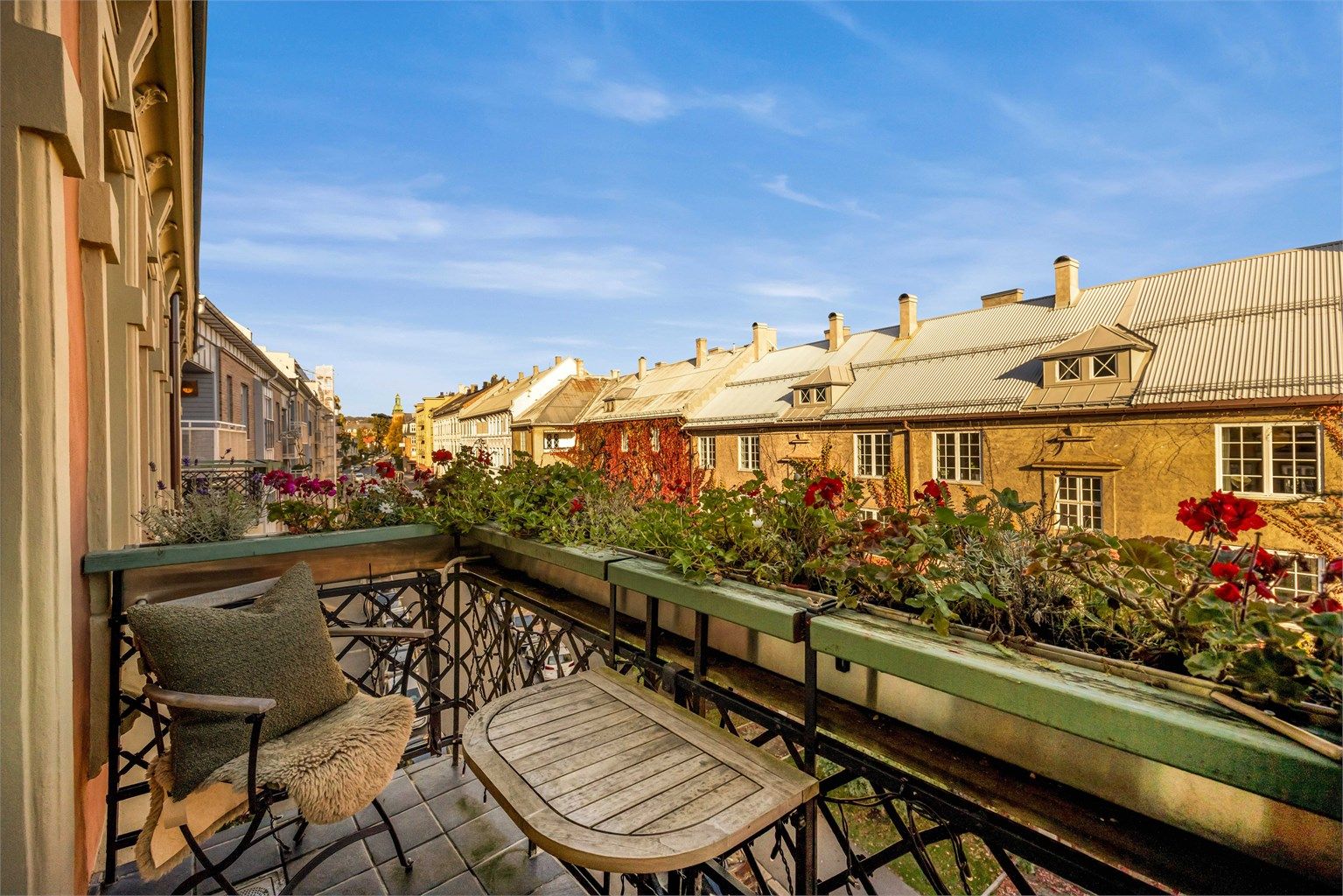 Koselig uteplass med plass til stoler og kaffebord.  