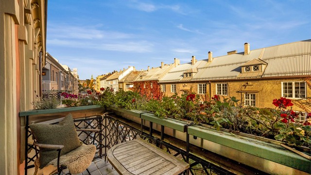 Koselig uteplass med plass til stoler og kaffebord.