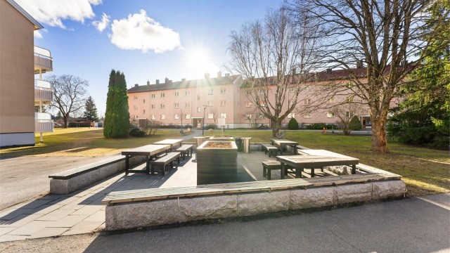 Myrer Borettslag er velholdt, med opparbeidede fellesarealer med sittegrupper og plen.