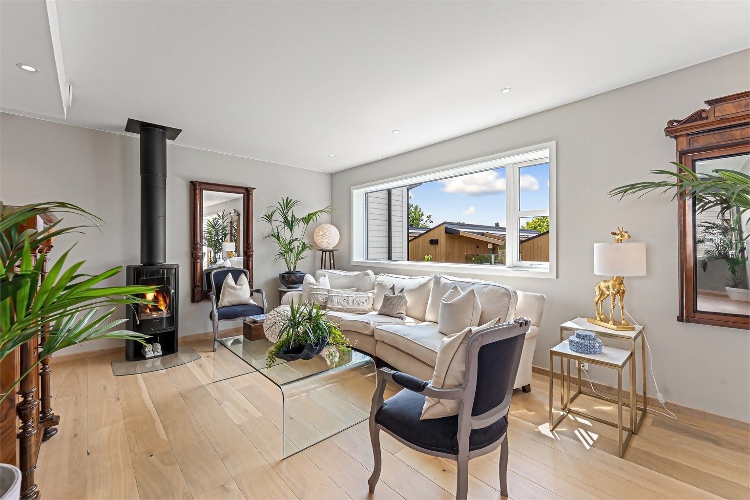 I boligens andre etasje finner du er lys og hyggelig stue med åpen kjøkkenløsning, samt baderom