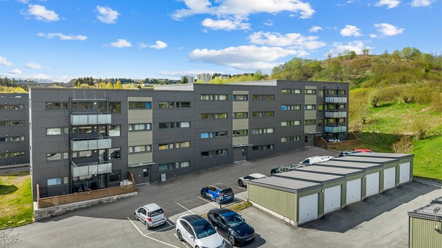 Dagligvarehandel er lett tilgjengelig med Bunnpris Romolslia kun ca. 6 minutters gange fra boligen. Nærmeste bussholdeplass, Romolslia nedre, ligger ca. 100 meter unna og har hyppige avganger til Trondheim sentrum og øvrige deler av byen.