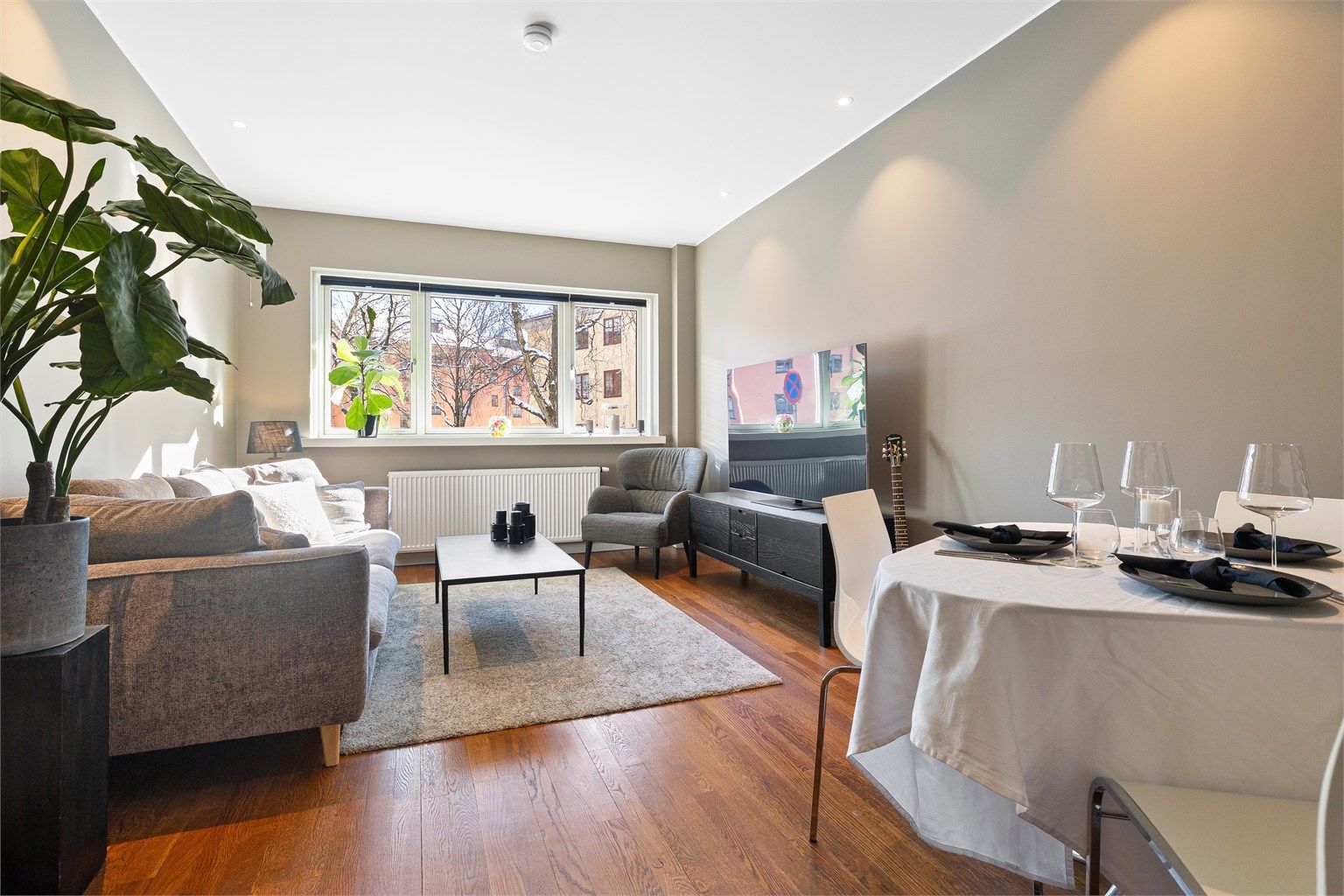 Velkommen til Amtmann Meinichs gate 20C! Romslig stue med plass til sofagruppe og spisebord. Fyring inkludert i husleien. Foto: Trond Walsø / Walso Work