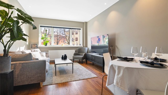 Velkommen til Amtmann Meinichs gate 20C! Romslig stue med plass til sofagruppe og spisebord. Fyring inkludert i husleien. Foto: Trond Walsø / Walso Work