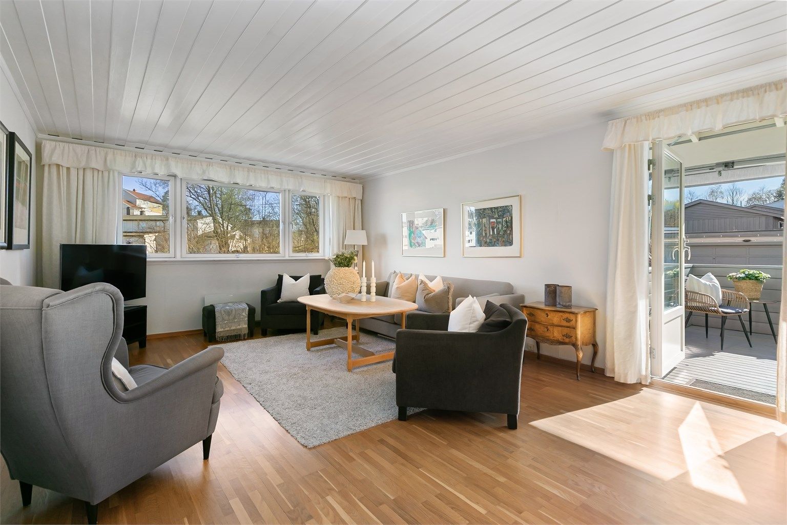 Fra stuen er det utgang til balkongen