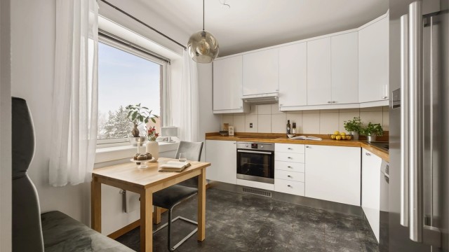 Stilrent og nøytralt kjøkken med glatte fronter og benkeplate i heltre. Ingen innsyn!