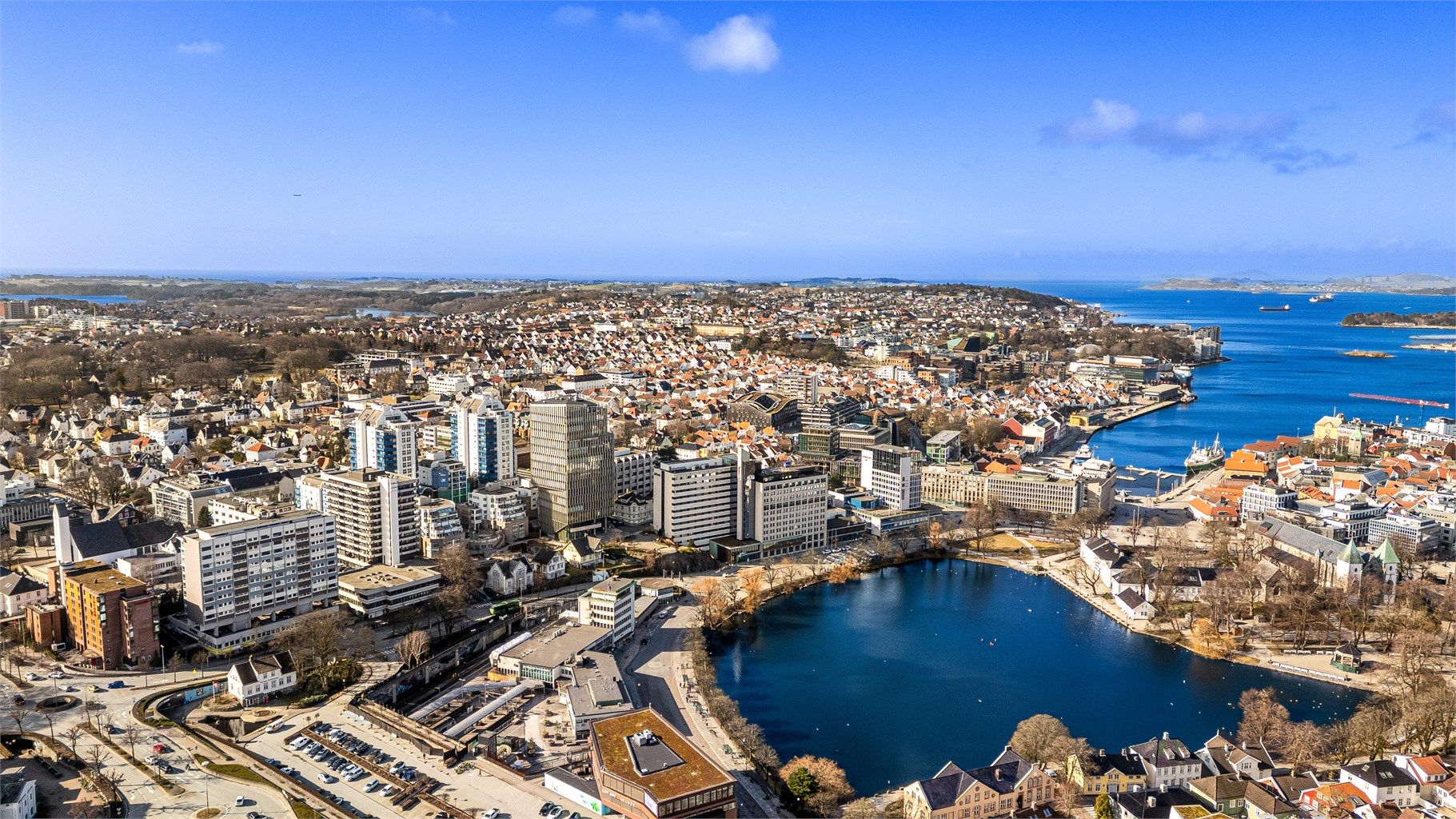 Leiligheten har god planløsning og en attraktiv beliggenhet med det meste man trenger like utenfor døren, med blant annet ny restaurant like over gaten, i tillegg til at det kommer restaurant, utsalgssted og konditori, dagligvarebutikk.
