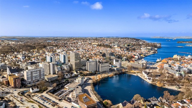 Leiligheten har god planløsning og en attraktiv beliggenhet med det meste man trenger like utenfor døren, med blant annet ny restaurant like over gaten, i tillegg til at det kommer restaurant, utsalgssted og konditori, dagligvarebutikk.