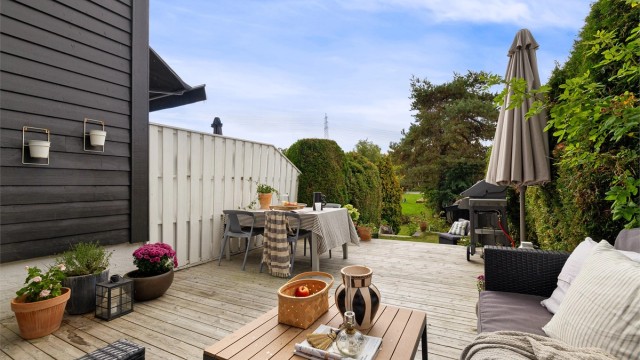 I følge selger skinner solen på terrassen fra ca. kl. 09.30 til ca. kl. 19.30 midtsommers